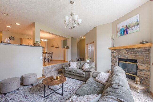 Building Photo - Rare 4/3 rental in Plymouth in Wayzata Sch...