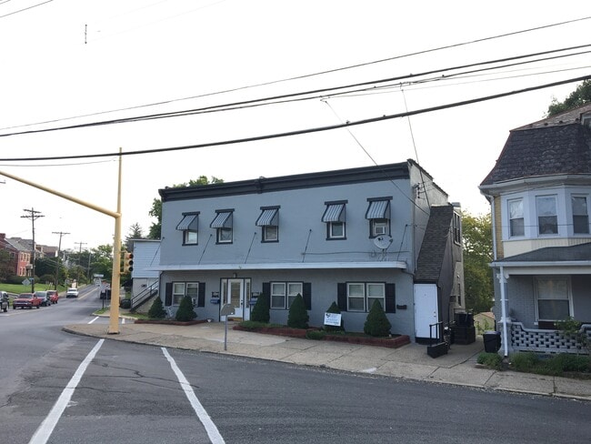 Building Photo - 900 S 24th St