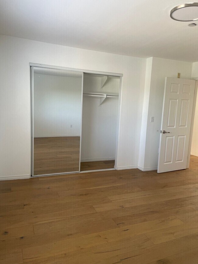 Foto del edificio - 4854 Laurel Canyon Blvd