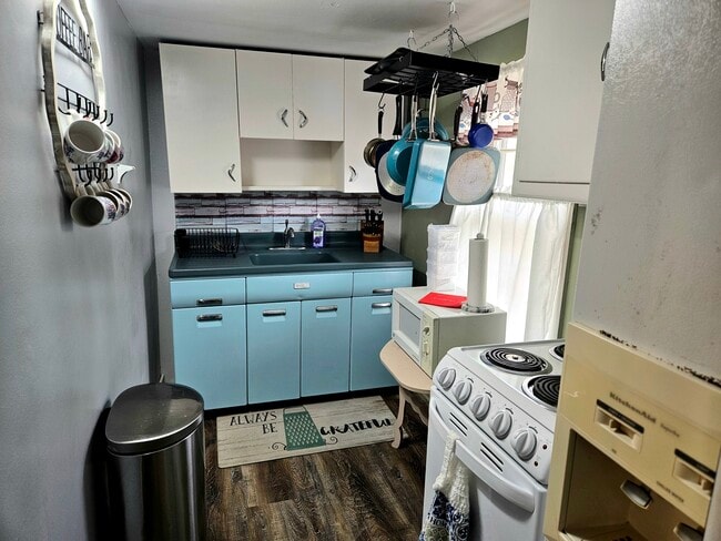 Building Photo - 800 18th Ave NE