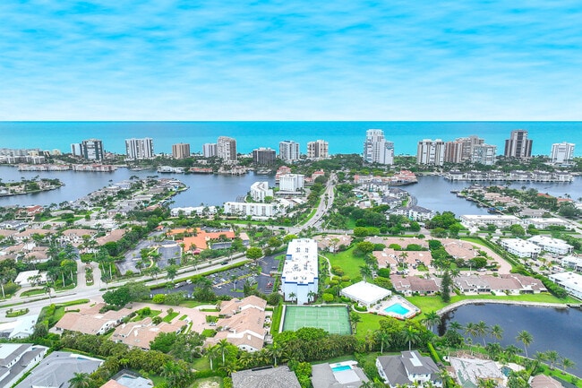 Building Photo - 571 Park Shore Dr
