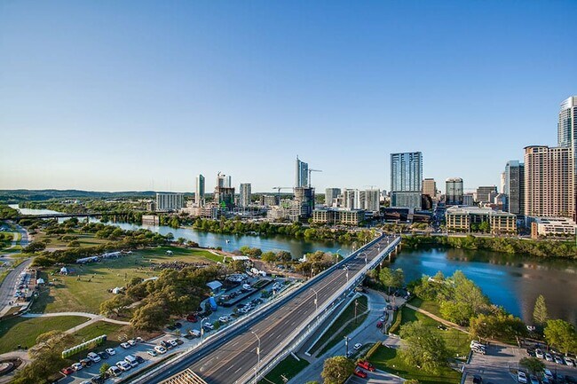 Foto del edificio - Chic Downtown 3BR: Stylish Living in Austi...