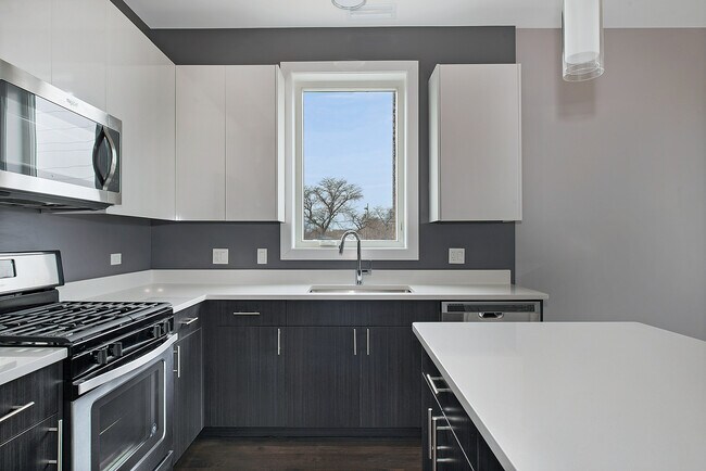 Building Photo - 2545 W Congress Pkwy