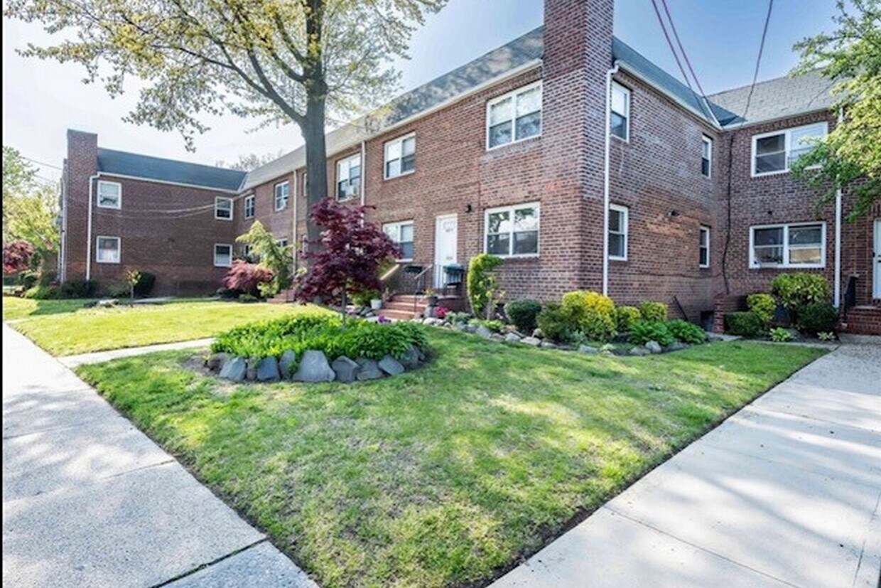 Primary Photo - 205-11 35th Ave