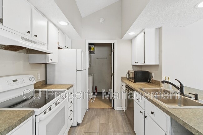 Building Photo - 2304 Melrose Dr