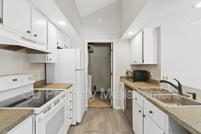 Foto del edificio - 2304 Melrose Dr