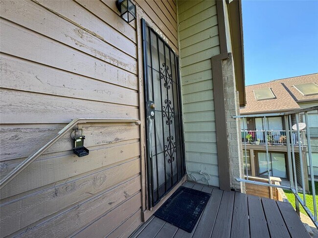 Foto del edificio - 8523 Sands Point Dr