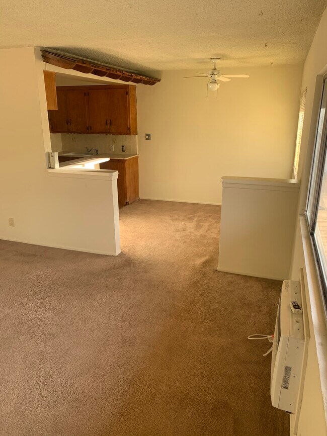 Living Room Connector to Kitchen - 512 N Marguerita Ave