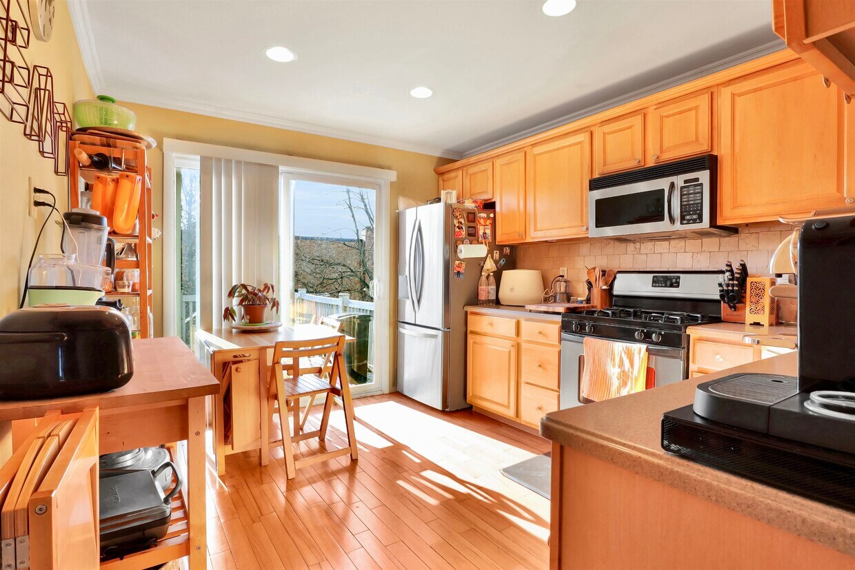 Foto principal - 166 W 8th St