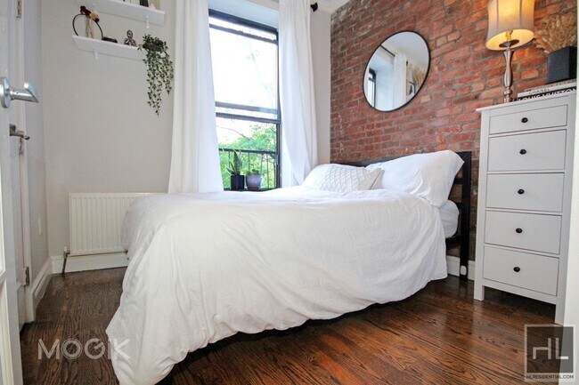 Foto del edificio - RENOVATED NO-FEE 2 BED WITH PRIVATE BALCON...