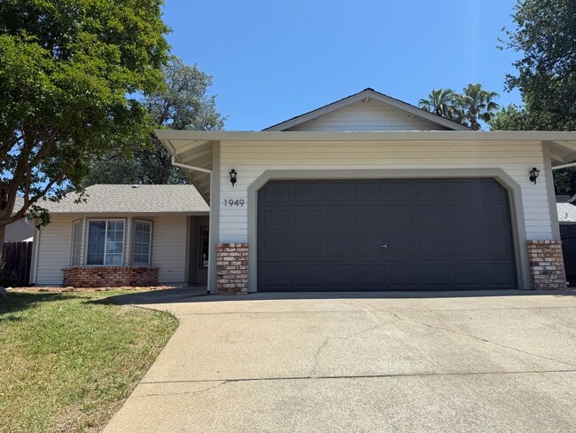 Building Photo - Prime Location 3 Bed 2 Bath Updated Home!