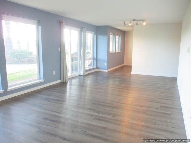 Building Photo - 2 Bedroom, 2 bathroom Northview Terrace Co...
