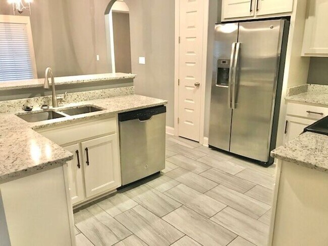Building Photo - 4 Bedroom 3 Bath Home In Southeast Memphis...