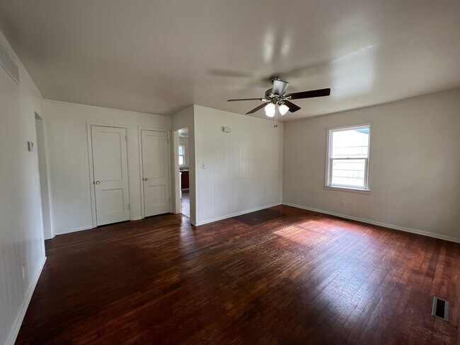 Building Photo - 2 Bedroom Single Family home with Large Fe...