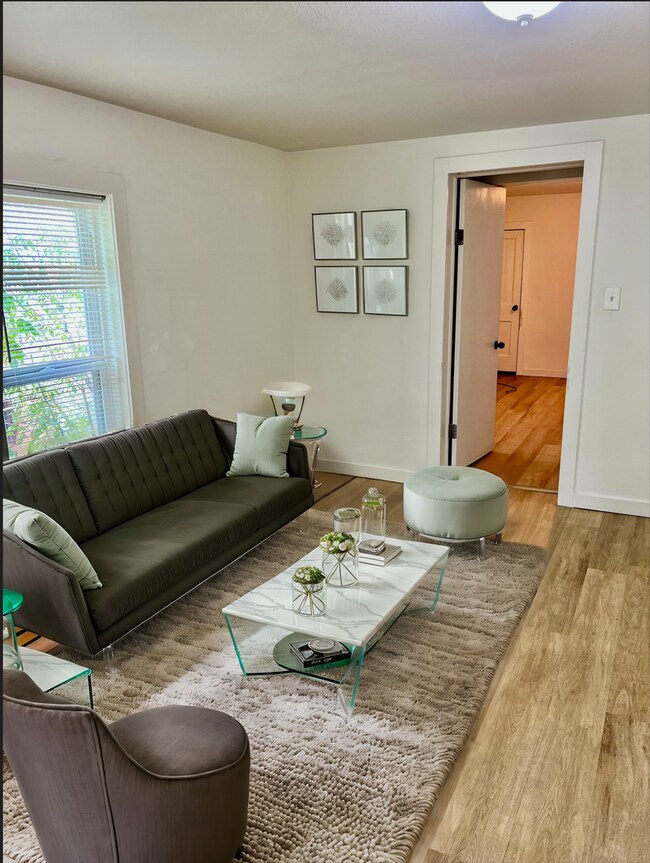 Foto del edificio - Move in special $1100 off and Rest of Octo...