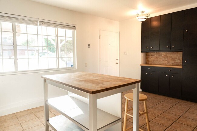 Building Photo - Charming 3 bedroom 2 bath home w/ bonus ro...