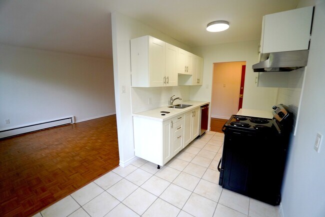 Photo du bâtiment - Spacious 2 Bedroom with in suite laundry and parking