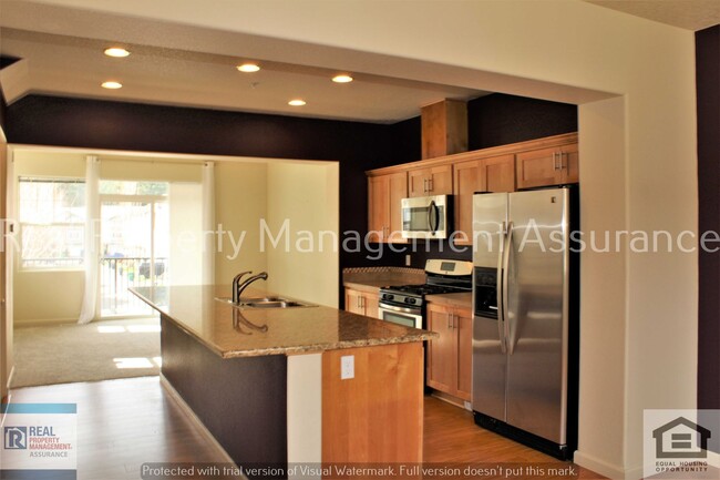 Building Photo - Urban 3 BR / 3.5 BA + Bonus Loft, Townhous...