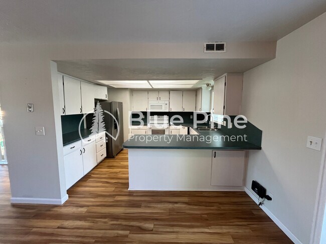 Foto del edificio - 395 Hemlock Cir