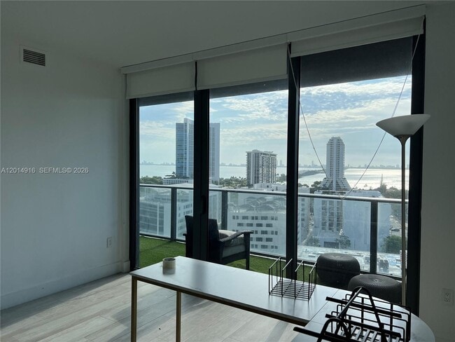 Foto del edificio - 121 NE 34th St