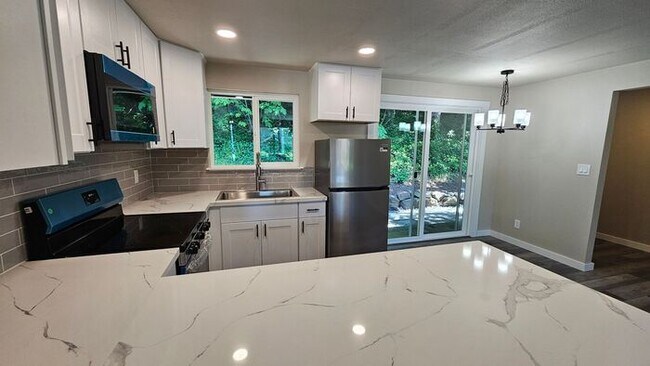 Foto del edificio - Newly Remodeled Edgewood Duplex with Scenic Views & Privacy