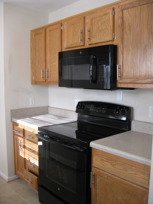 Building Photo - Charming 3 BR single family