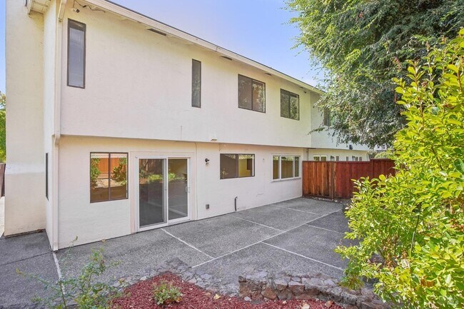 Building Photo - 427 San Marin Dr