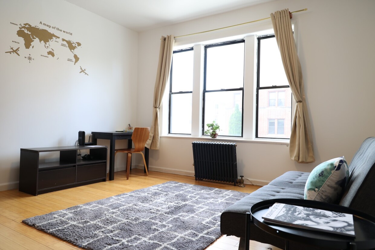 Living Room - 118 Corbin Ave