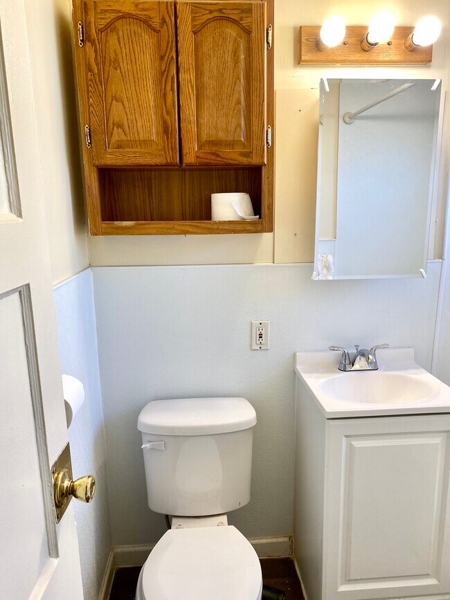 baño - 32620 Montcalm St