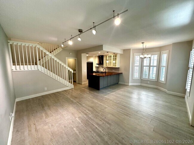 Building Photo - 262 Iris Dr