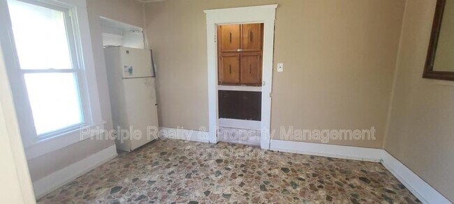 Foto del edificio - 704 N Hickory St