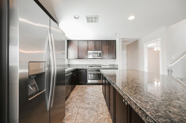 Foto del edificio - READY FOR MOVE-IN ROOF TOP DECK