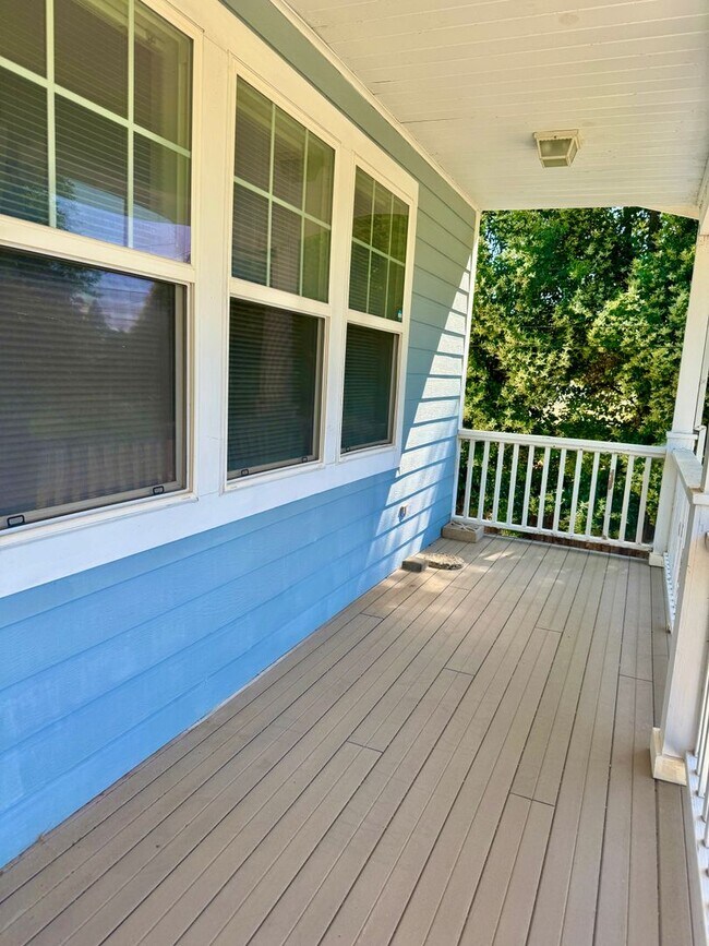 Foto del edificio - Charming 3-Bedroom, 2-Bath Home in a Pictu...