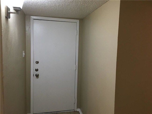 Building Photo - 205 Willow Creek Ln