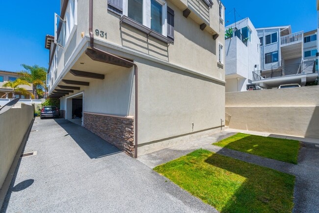 Building Photo - LUXURIOUS-CONTEMPORARY TOWNHOUSE W/ AMAZING PANORAMIC OCEAN VIEWS, HIGH-END AMENITIES & 2-CAR GAR...