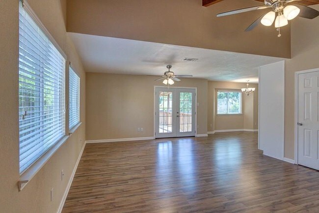 Building Photo - 3232 Oak Alley