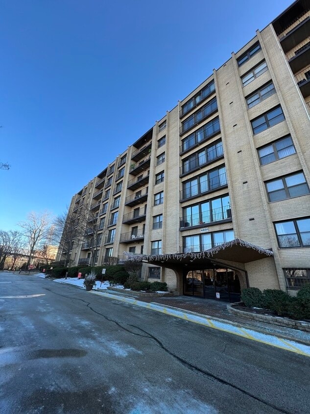 Primary Photo - 4601 W Touhy Ave