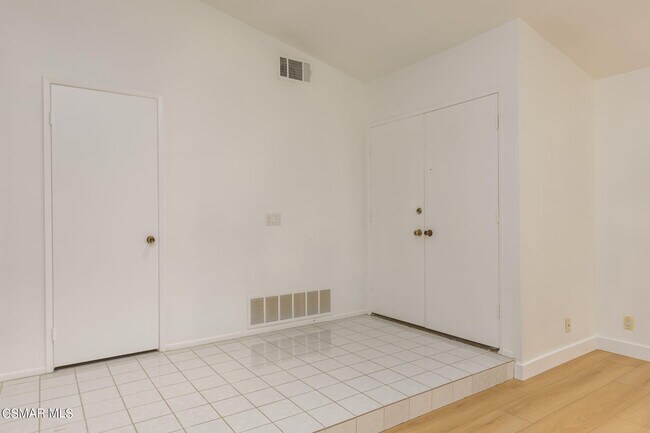 Building Photo - 610 Calle Del Sur