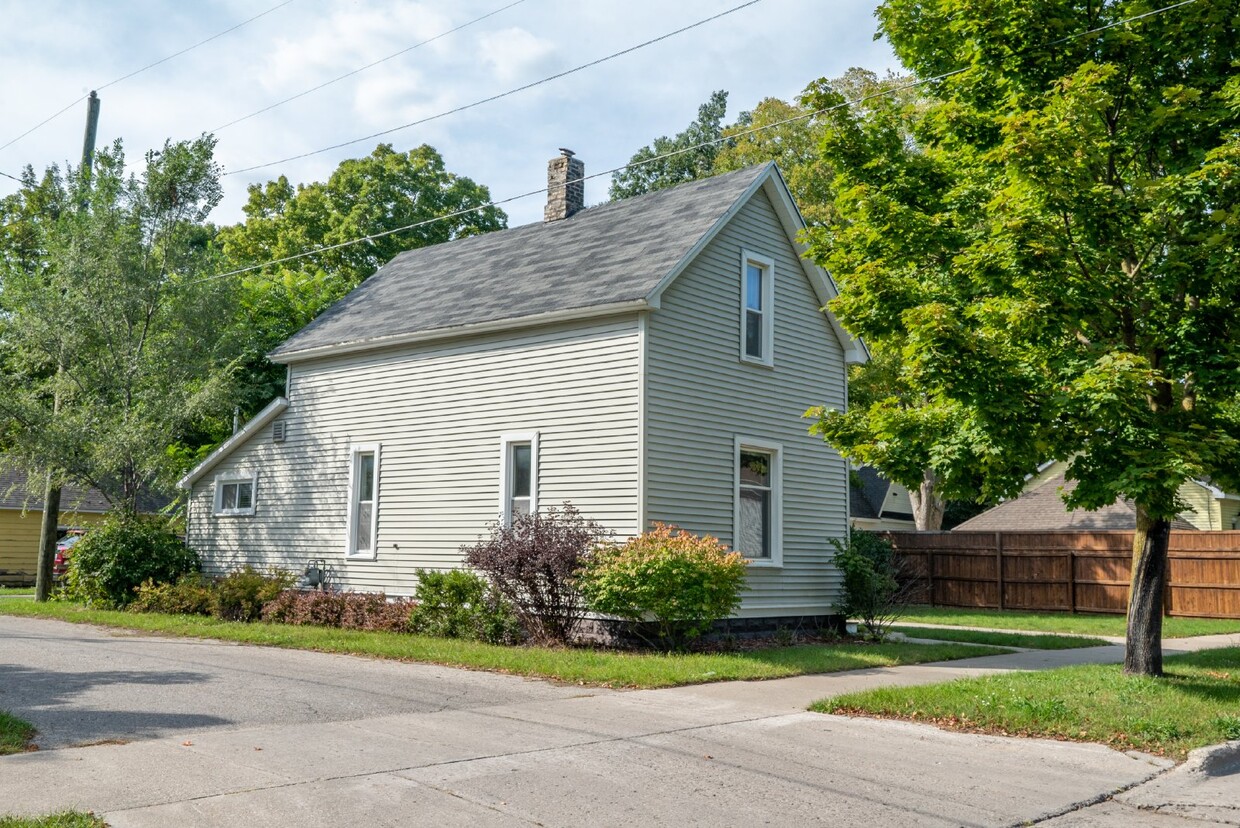 Primary Photo - Central Neighborhood home