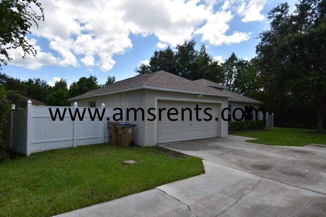 Building Photo - Spacious 3 bedroom 2 bath with huge backyard.