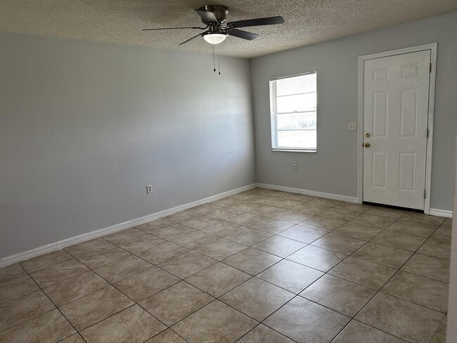 Foto del edificio - 1476 Temple Dr