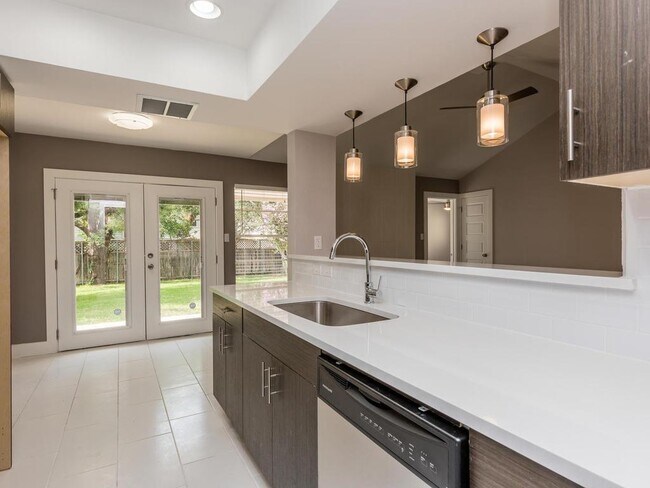 Foto del edificio - 3910 Hillside Dr