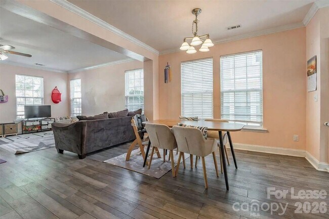 Foto del edificio - 121 Walnut Cove Dr