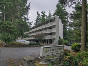 Building Photo - Beautiful updated Condo in Bellevue! (phot...