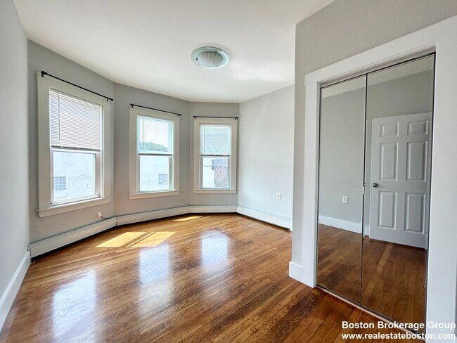 Building Photo - 15 E Springfield St