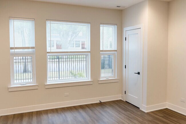 Foto del edificio - 4608 S Indiana Ave