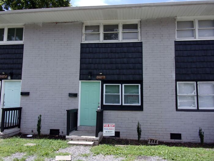 Foto principal - 2 Bedroom 1 Bath Townhome Minutes to Uptow...