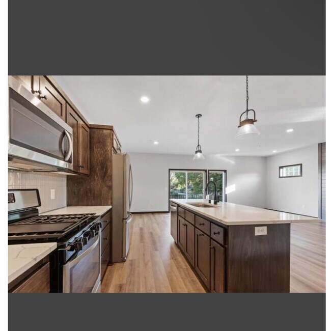 Foto del edificio - 3 Bed | 3 Bath Townhome - Blaine
