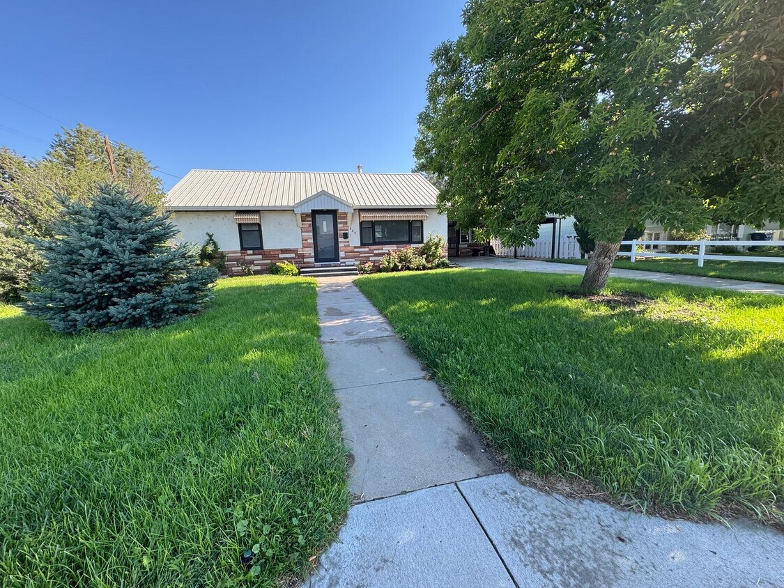 Foto principal - 4 Bedroom, 1 Bath House