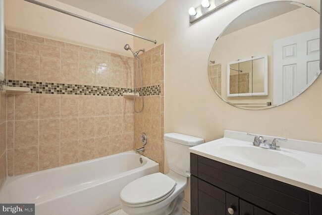 Building Photo - 3010 Mozart Dr